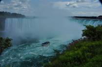 Barco abarrotado de turistas se aproxima das Niagara Falls, na fronteira do Canadá e Estados Unidos